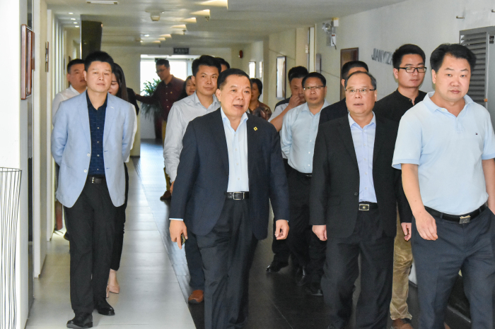 梅州市委常委、興寧市委書記余其豹一行領導蒞臨建藝集團 梅州市委常委、興寧市委書記余其豹一行領導蒞臨建藝集團